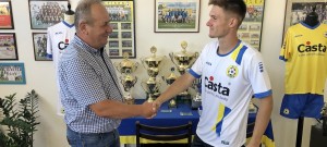 Činovník FC Písek Milan Nousek st. vítá do klubu posilu Martina Šplíchala.