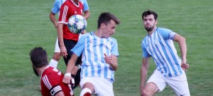 Po bodu si v prvním střetnutí sezony rozdělily týmy Rudolfova (v modrobílém) a Sezimova Ústí. V akci jsou (zprava) Hajný, Prokeš, Hoffmann, Hrbáč a Nikl.