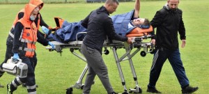 Čkyňský Marek Kuta utrpěl v 90. minutě zlomeninu holení a lýtkové kosti. Záchranka jej odváží do nemocnice ve Strakonicích.
