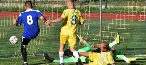 Jaromír Vorel (na zemi) střílí první gól Protivína v Blatné, kde měli od začátku navrch hosté.