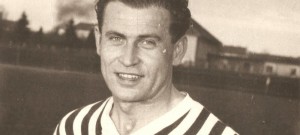 Miloslav Šerý v pruhovaném trikotu tehdy druholigového Dynama ČB (1962).