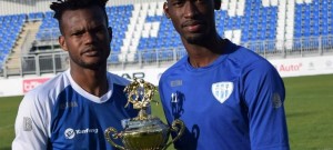 Abdallah Sima drží s Emmanuelem Tolnem pohár za vítězství v Letní lize.