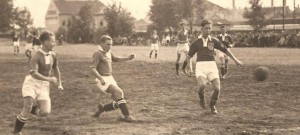 Mužstvo divizního DSK Tábor (vpravo) se brání v utkání u plynárny v Č. Budějovicích útoku domácího Meteoru (1941).