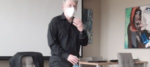 Václav Domin hovoří v respirátoru k účastníkům valné hromady.