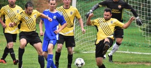 V podzimním utkání okresního přeboru Strakonic smetl domácí Lom (ve žlutočerném) béčko Dražejova půltuctem gólů.
