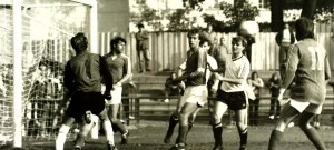 Jaroslav Passler (v bílém) ohrožuje branku České Lípy v říjnu 1987. Exligové Dynamo ČB vedené Janem Molkupem vyhrálo 2:1.