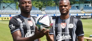 Afričané Fortune Basseay (Nigérie) a Emmanuel Tolno (Guinea) na úterním focení týmu.