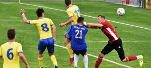 František Belej dává hlavou druhý gól Písku. Brankář Motorletu Mihálek sestřelil vlastního obránce Hauera.