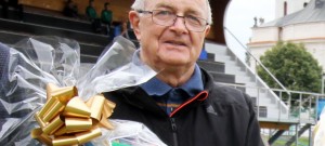 Oceněný František Brož obdržel za svou věrnost fotbalu na Dobré Vodě dárkový koš.