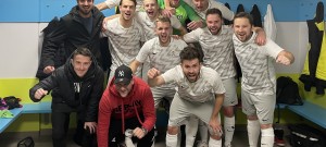 Futsalisté Absolutu oslavují v kabině vítězství z minulého zápasu.