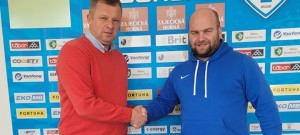 Sergejs Golubevs (vlevo) si podává ruku po podpisu smlouvy s předsedou FCT Josefem Holubem.