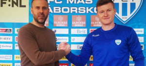 Činovník Táborska Ondřej Dvořák vítá v klubu Michala Bezpalce.