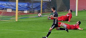 Filip Vaněk střílí po brejku vyrovnávací gól Soběslavi s Komárovem na 3:3.