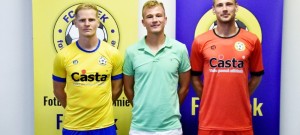V nových dresech FC Písek pózují za asistence Tadeáše Bečváře z Bespa opory týmu Štěpán Koreš a brankář Jan Satrapa.