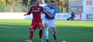 Jiří Bederka (v modrobílém) v utkání s rezervou Sigmy Olomouc.