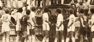 Stadion na Střeleckém ostrově v roce 1984, kdy se do kabin chodilo tunelem za brankou.