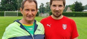 Richard Florián (vpravo) s Ladislavem Bernátem na jednom z kempů Jihočeského fotbalu, kde se zapojil do tréninků mládeže.