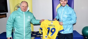 Dominik Štěch převzal od vedoucího mužstva a sekretáře klubu Miroslava Grobára nový dres s devatenáctkou.