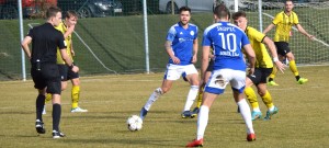 Lom (v modrobílém) udržel stoprocentní bilanci proti béčku Domažlic gólem v závěru.