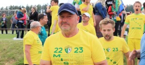 Marek Černoch oslavuje s týmem historický postup do KP po vítězství nad Loko ČB.