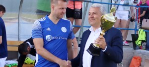Zbyněk Musiol v roli kapitána přebírá pohár od zástupce FAČRu za vítězství v divizi.