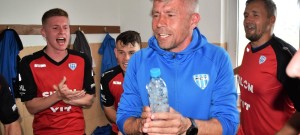 Miroslav Jelen se raduje s hráči v kabině po posledním střetnutí s táborským béčkem ve Strakonicích.