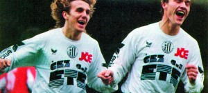 Karlové Poborský s Váchou se radují z vítězného gólu na Spartě na podzim 1993.