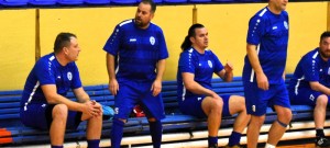 Smetanova Lhota (v modrém) o gól přestřílela do té doby vedoucí Juniory Strakonice 4:3.